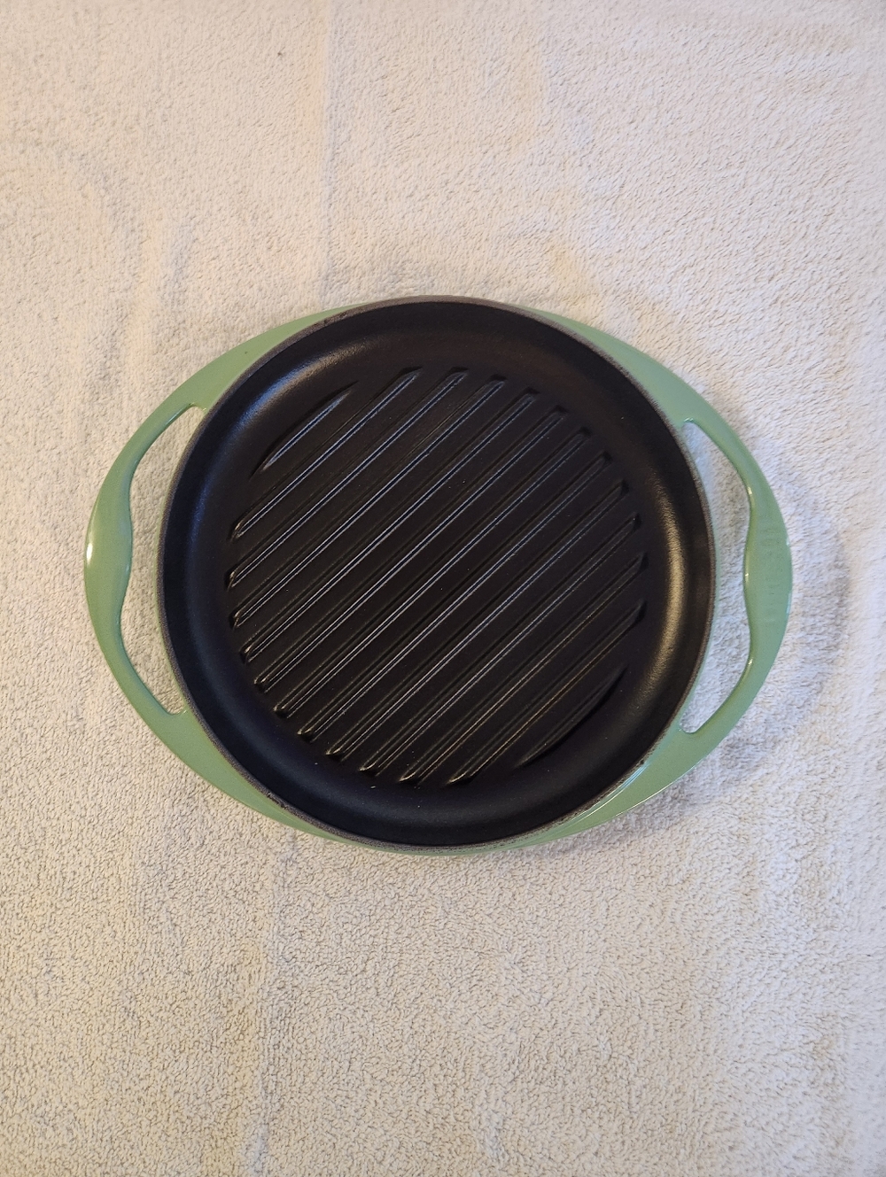 Le Creuset Jade Enamel Pan - Picture 2 of 5